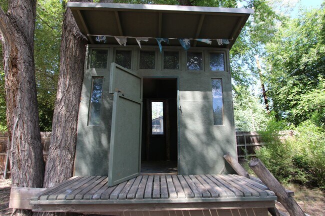 Building Photo - MOVE IN READY! Spacious 4-Bedroom Coconino...