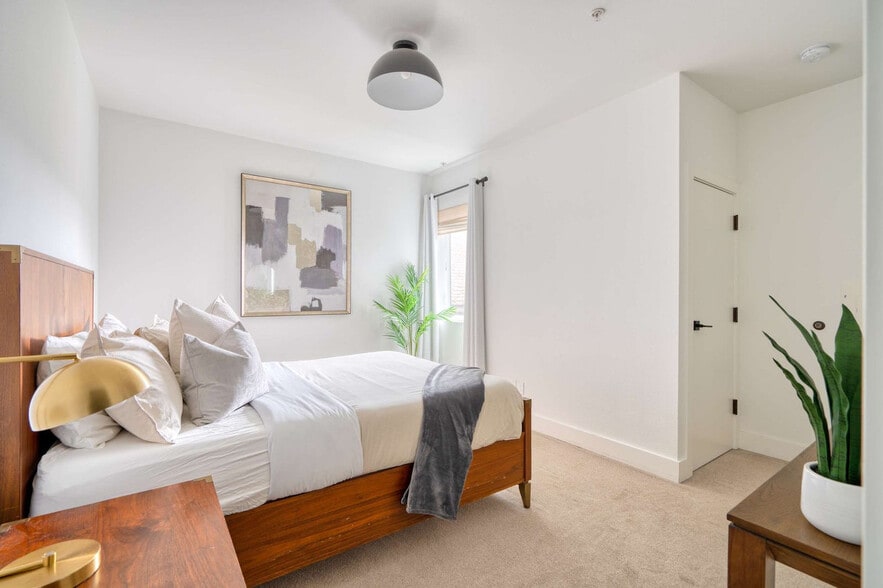 Building Photo - 4980 N Vancouver Ave