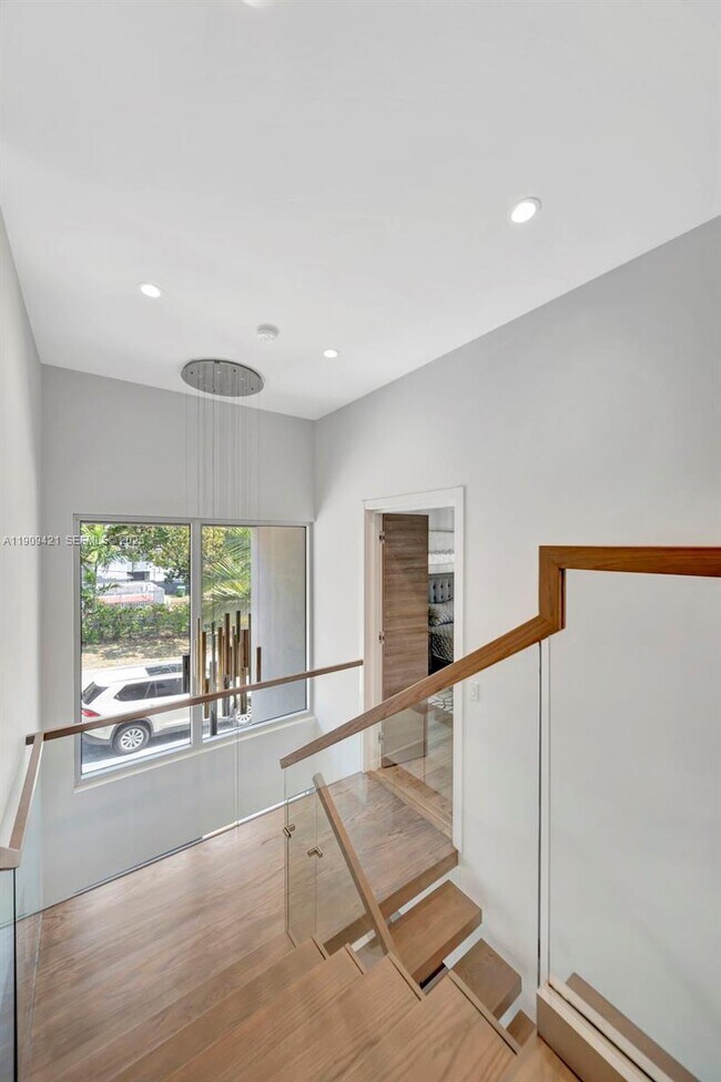 Building Photo - 544 N Victoria Park Rd