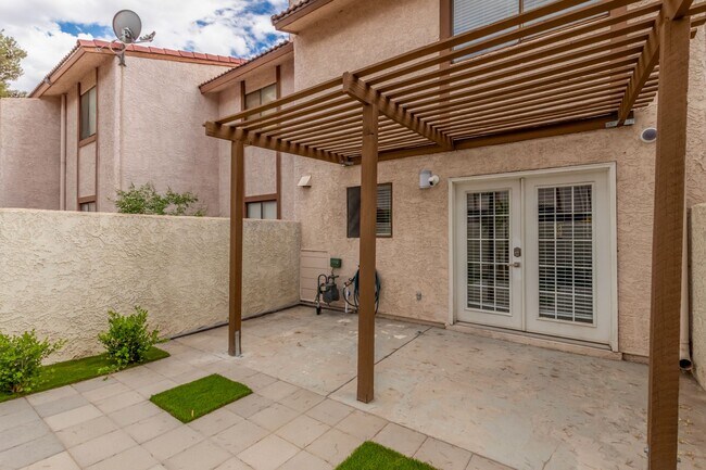 Building Photo - Remodeled 2 bedroom unit just minutes from...