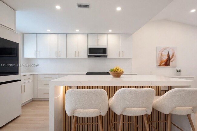 Building Photo - 769 Banks Rd