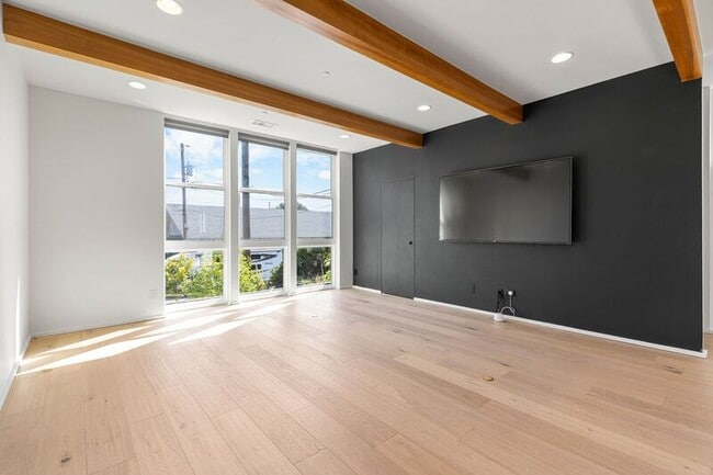 Building Photo - 3923 NE Mallory Ave