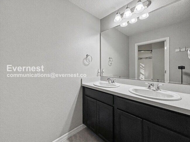 Building Photo - 5587 Sabal Dr