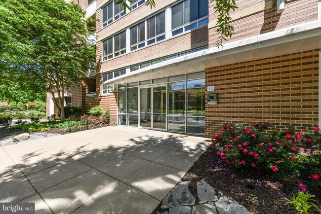 Building Photo - 355 I St SW