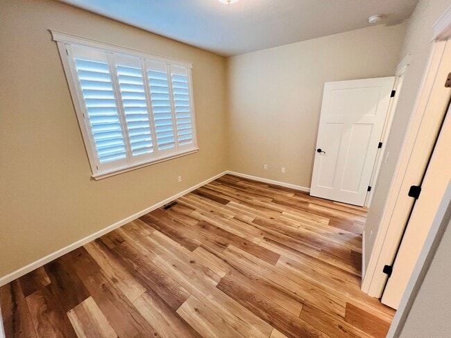 Building Photo - Stunning 5 bedroom W/Bed & Full Bath on Main Floor