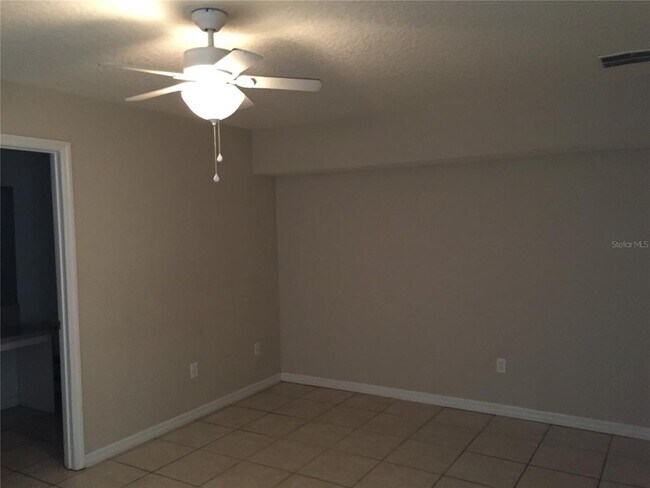 Building Photo - 2725 Fan Palm Dr
