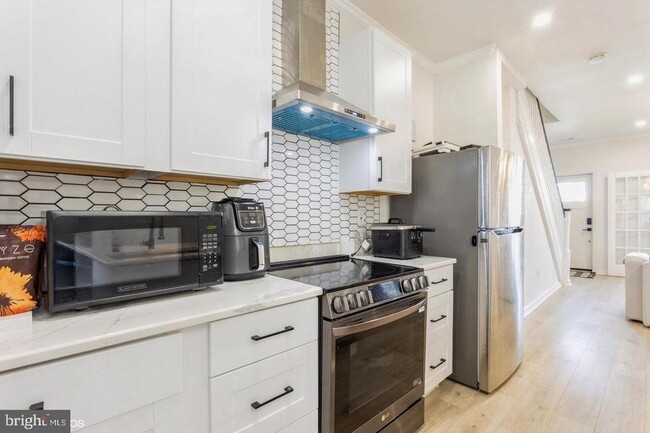 Building Photo - 805 Cator Ave