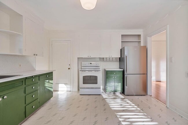 Building Photo - Adorable 2-bdrm/1-bath mid-century modern. Private backyard, sauna, washer/dryer, & more!