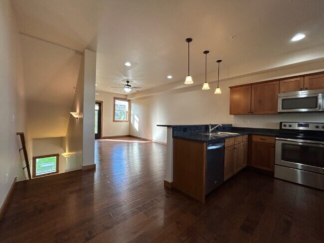 Building Photo - Upgraded 2 Bed, 1.5 Bath Townhouse with St...