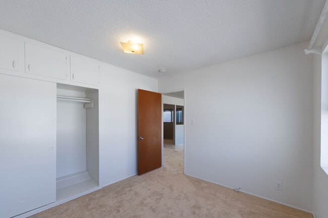 Building Photo - 137 Simi Ave