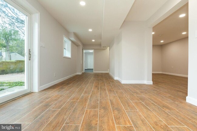 Building Photo - 9004 Roundleaf Way