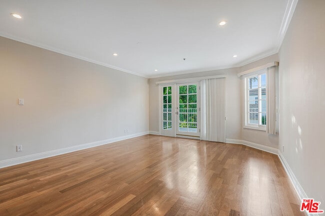 Building Photo - 257 S Oakhurst Dr