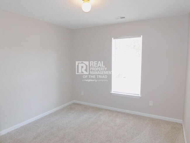 Building Photo - Beautiful 3BR/2BA Home in Southeast Greens...