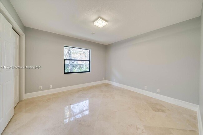 Building Photo - 1180 Manor Ct