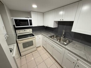Building Photo - 10000 NW 80th Ct
