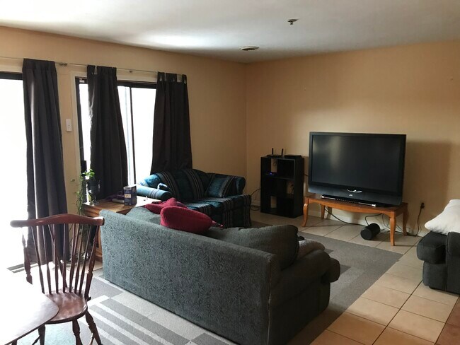 Family Room - 668 E Buchtel Ave