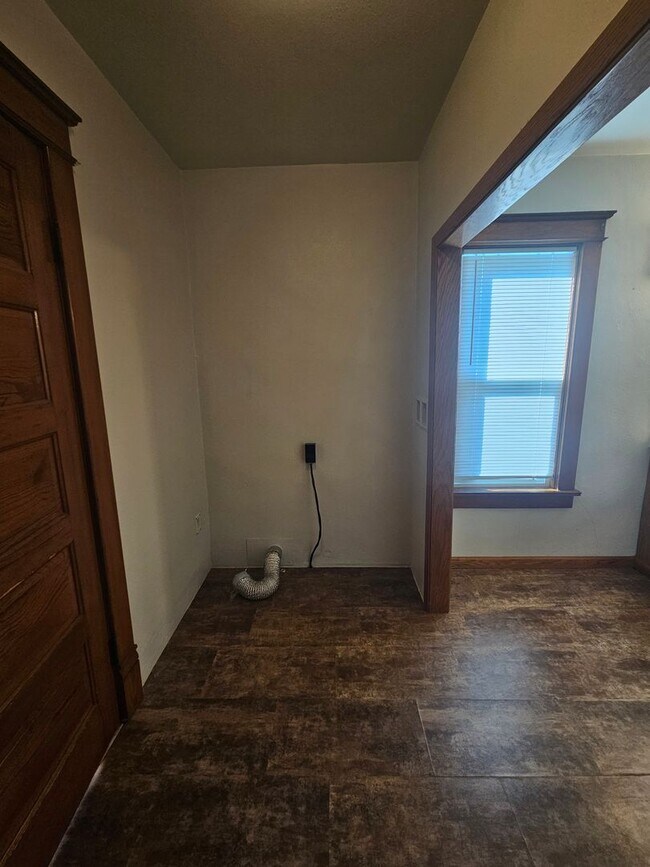 Building Photo - 1-603 1/2 N Superior Ave