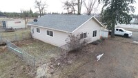 Building Photo - Single level 3 Bed 1.5 Bath Located Just O...