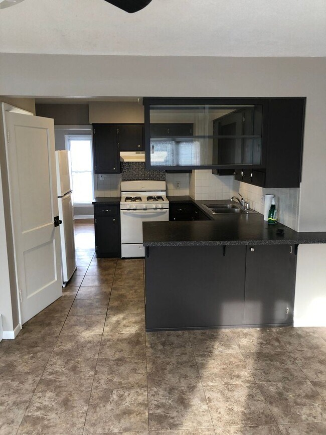 Building Photo - 2 Bed/1 Bath House for rent! SHOWINGS STARTING 7/27/26!