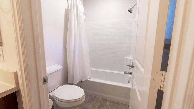 Building Photo - 570 Calle Vibrante