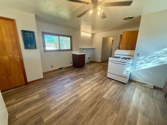 Building Photo - 3 Bed 1.5 Bath Single Family Home in Elcho