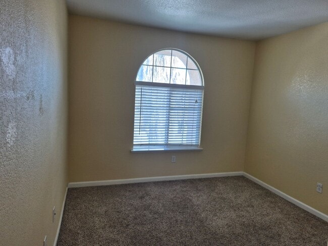 Building Photo - 4 Bedroom 3 Bath home with loft and bonus room