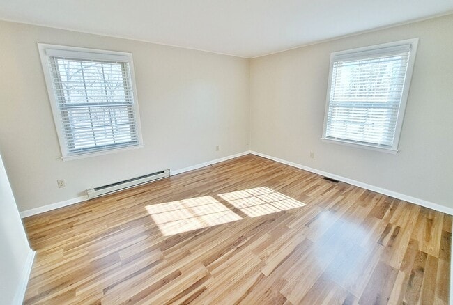Building Photo - 3 Bed / 1-1/5 Bath Single Family Home w/Attached 2-Car Garage