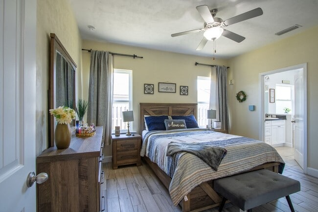 Building Photo - Spacious 3BR/2BA Home with Open Layout, Is...