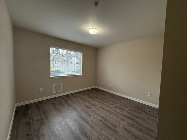 Building Photo - Move-In Ready! Renovated Modern 2BD/1BTH E...