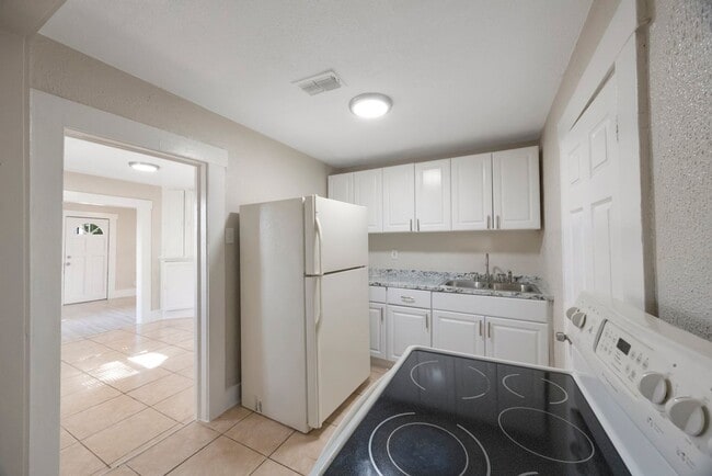 Building Photo - Spacious 2bdrm/1bath home with detached ga...