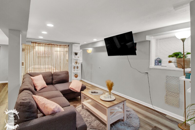 Building Photo - 2438 N Maplewood Ave