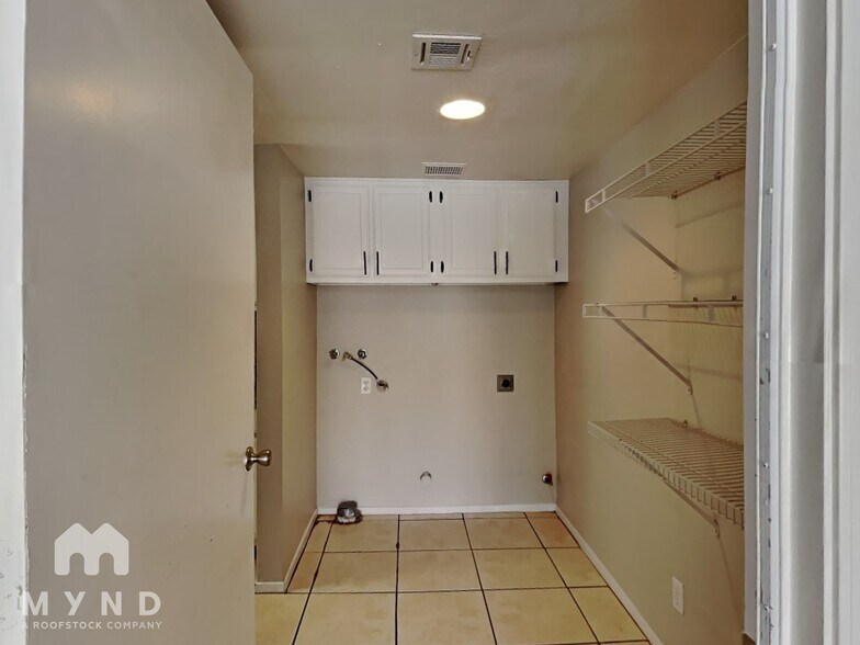 Building Photo - 2835 Floral Peak Dr