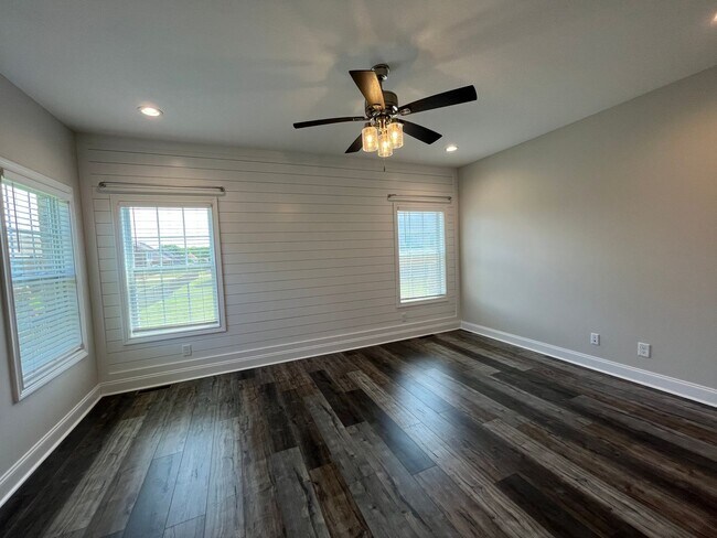 Building Photo - 557 Dexter Dr