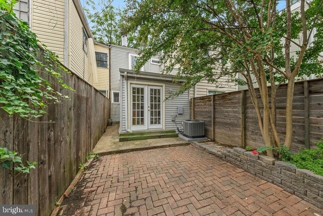 Building Photo - 1124 C St NE