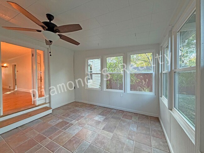 Building Photo - Stunning 2 Bedroom Home Located Near Mercy!