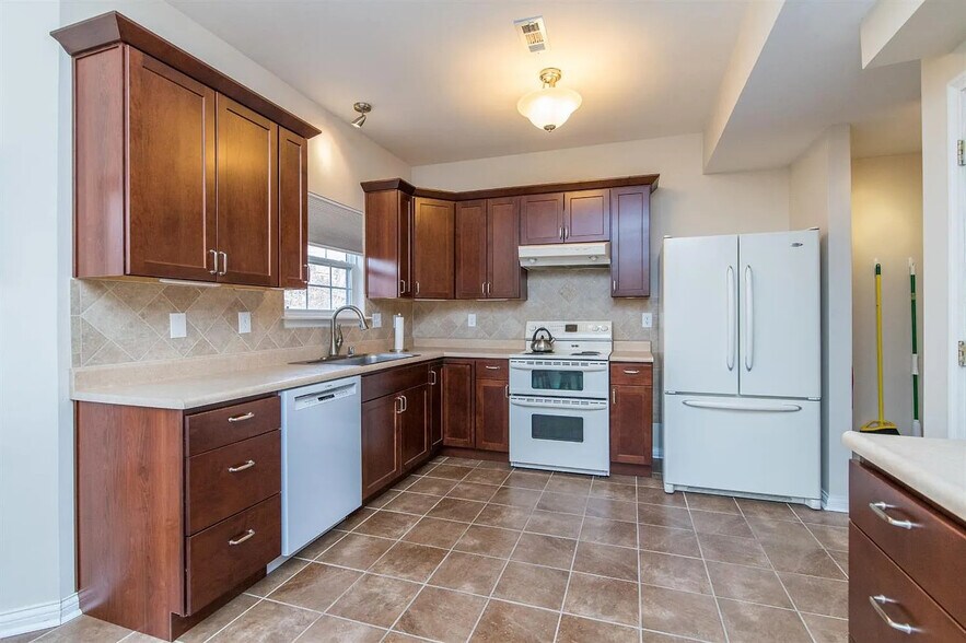 Building Photo - 4616 Landing Dr