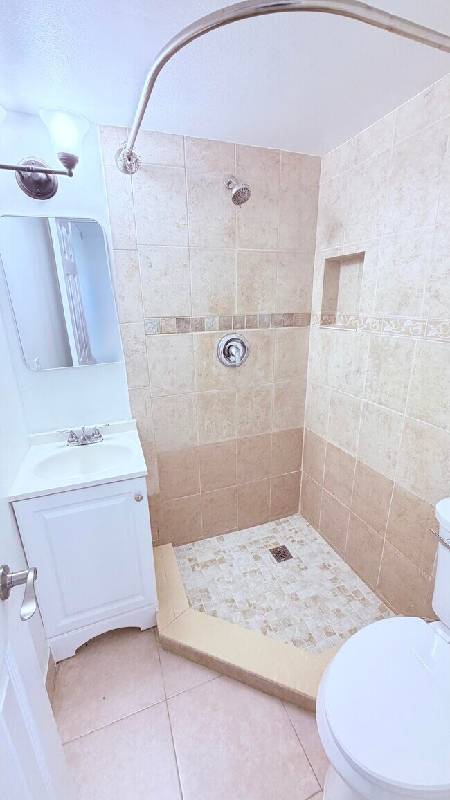 Building Photo - 600 SW 2nd Ave