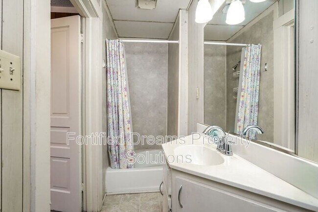 Building Photo - 400 S.Spring St