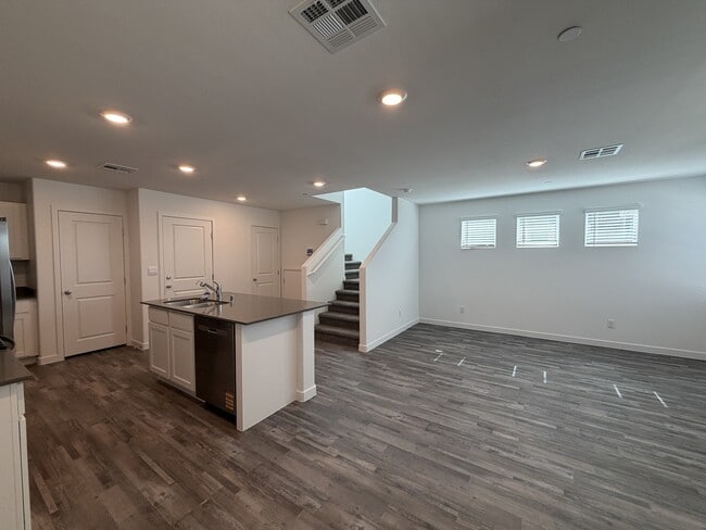 Building Photo - 925 Violet Heron St