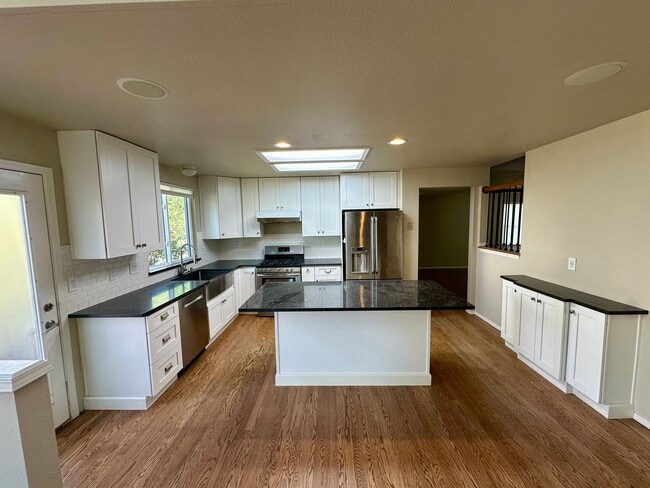 Building Photo - Beautifully Updated 5-Bedroom Home Near Ut...