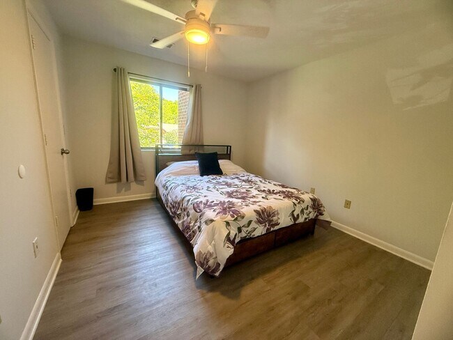 Building Photo - Fully Furnished Condo with community pool
