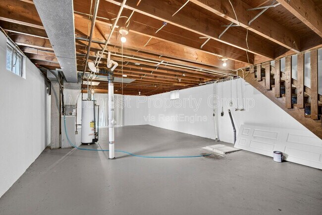 Building Photo - 235 Flora Dr