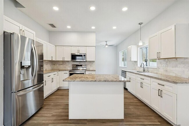 Building Photo - 18154 Sandy Pointe Dr