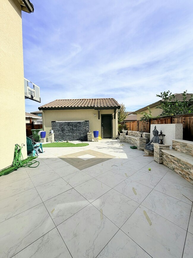 Building Photo - 1676 S Central Pkwy