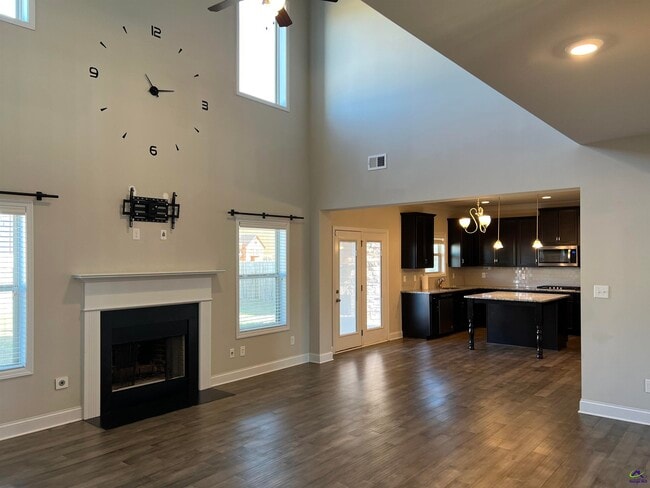 Building Photo - 105 Lacey Oak Ln