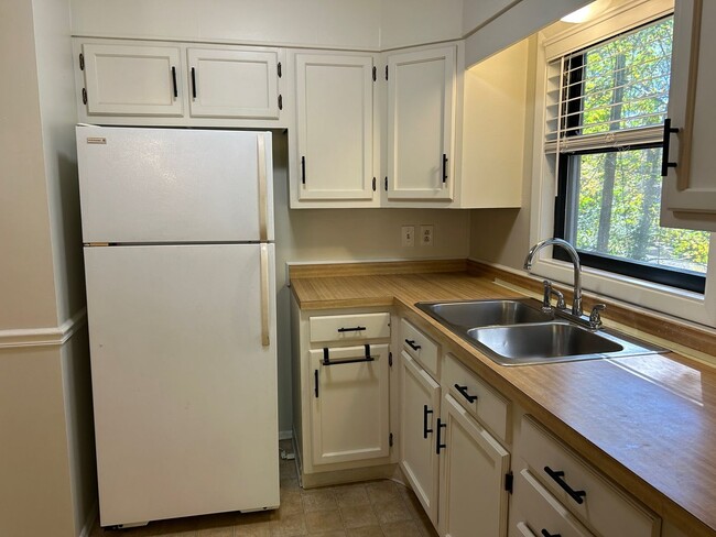 Building Photo - Kenilworth - Adorable 2 Bedroom House