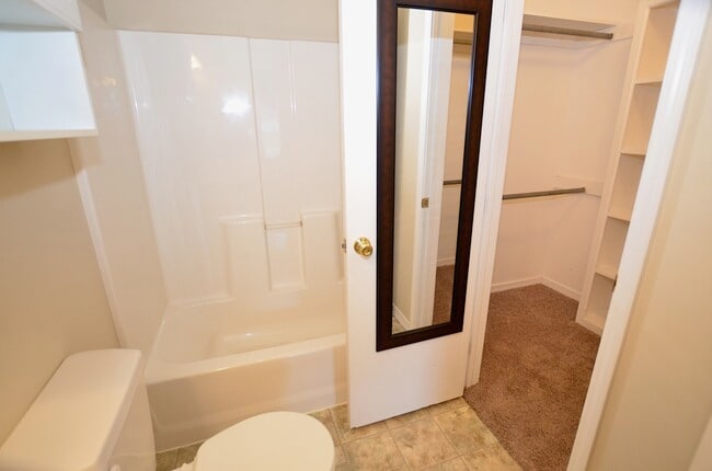 Building Photo - 712 S Apple St