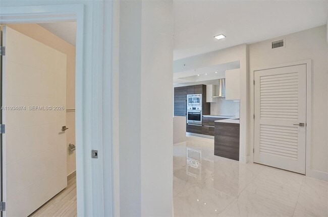 Building Photo - 301 Altara Ave