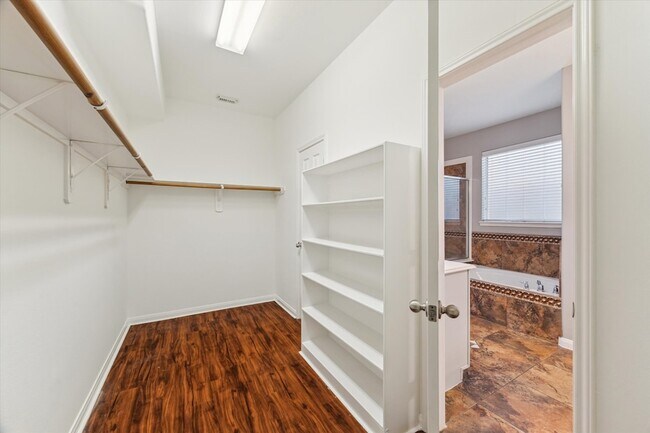 Building Photo - 3122 Schumann Oaks Dr