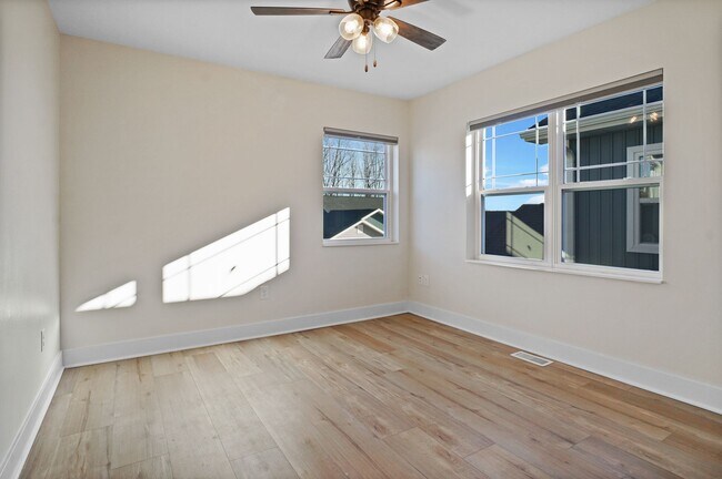 Building Photo - 3 Bed / 2.5 Bath Townhome w/Deck, Walkout Finished Basement, 9' Ceilings, Quartz Tops, Stainless ...